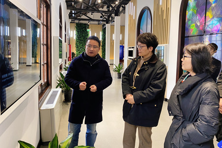1645150270214015.jpg 01駐滬辦鄭海潔主任帶領科創園總負責人李海鷹參訪中以展廳_副本.jpg